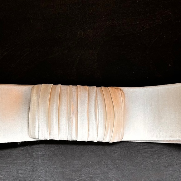 Elegant Cream Silk Blouse w/ Cutwork Lace & Soft Pleats - A Classic - Sz. L - Picture 11 of 12